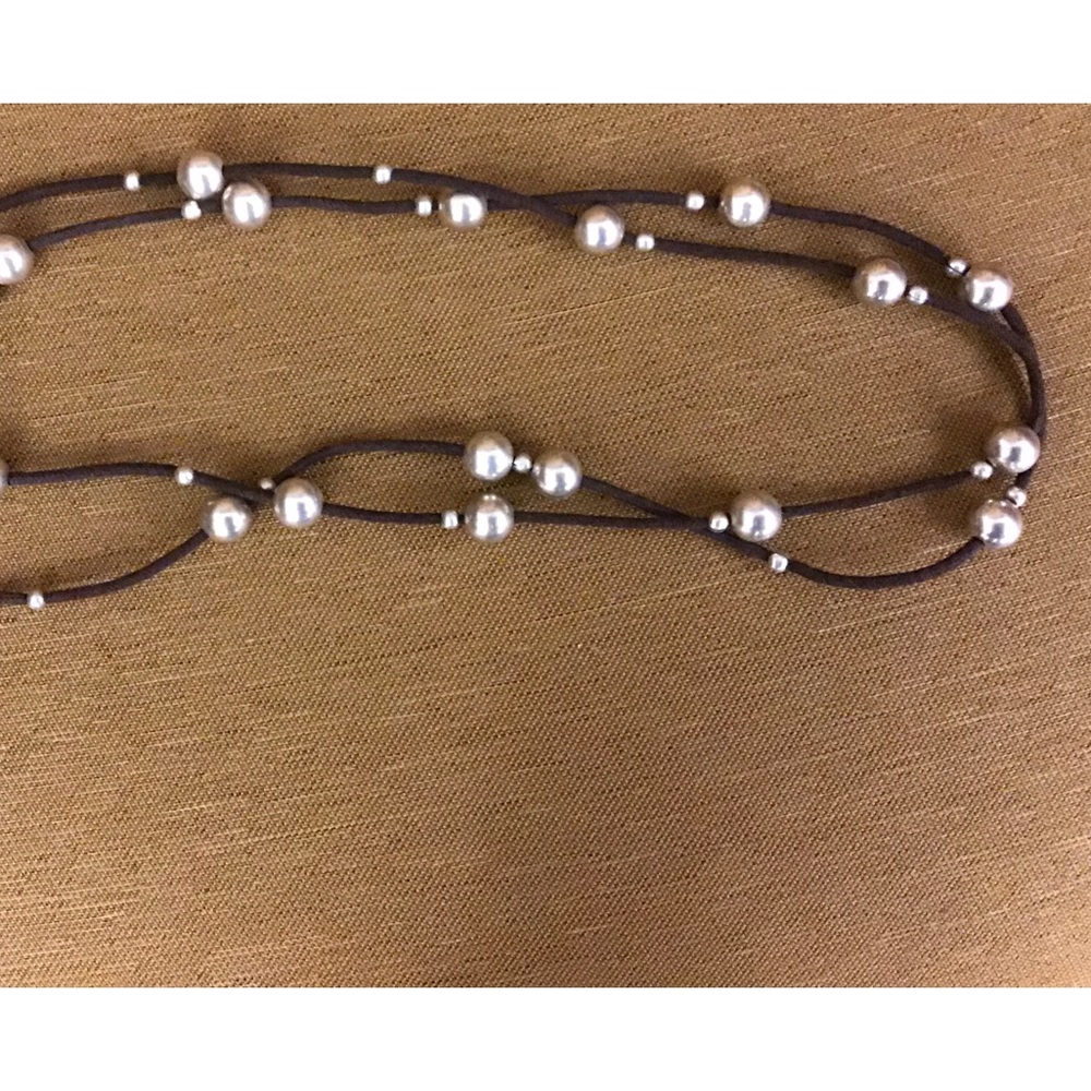 NWOT Beautiful Faux Pearl and Brown Leather Necklace